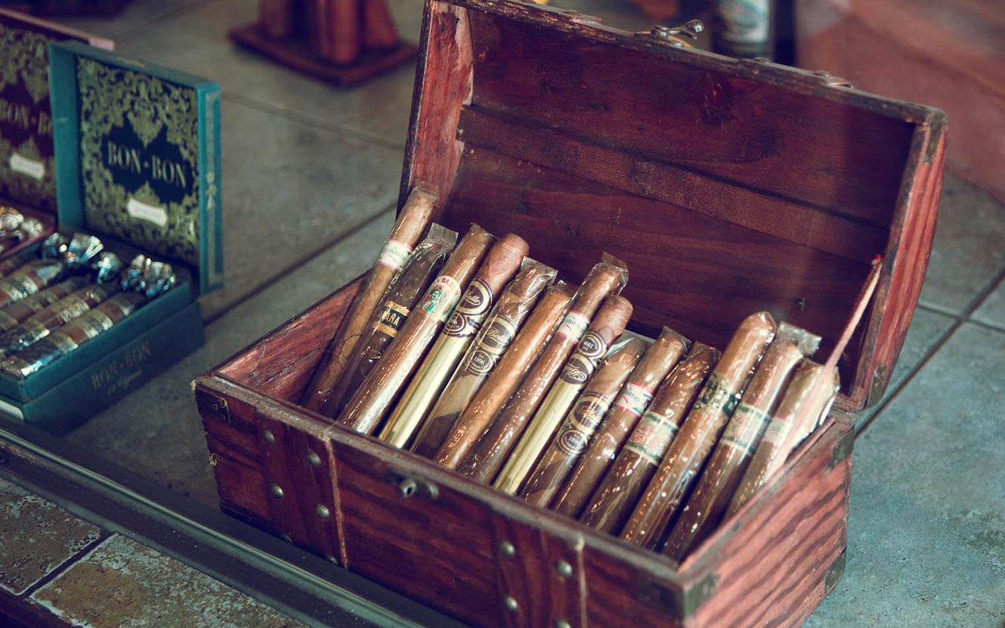 Box_of_cigars_1440x900.jpg