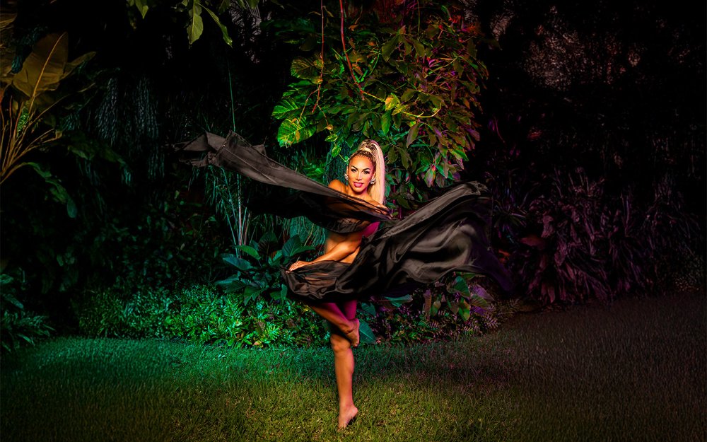 Performer Gadfrie swirling a scarf