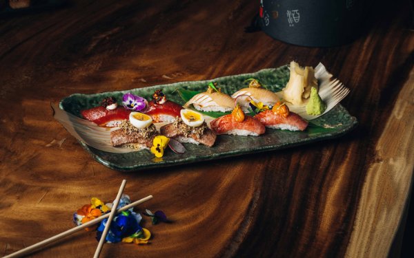 Presentation of the nigiri special at Komodo