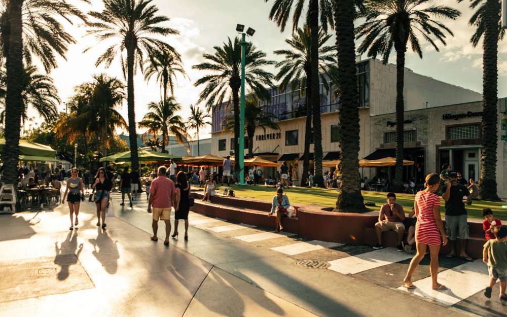 Shops and cafes on Lincoln Road